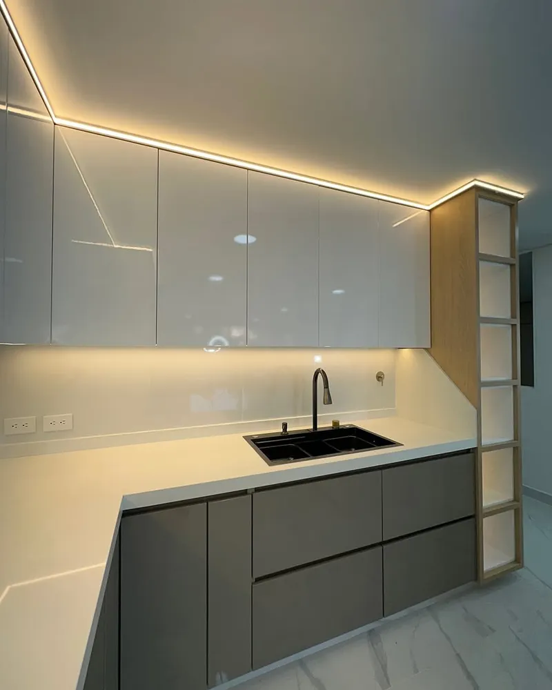 کابینت دو رنگ سفید و طوسی