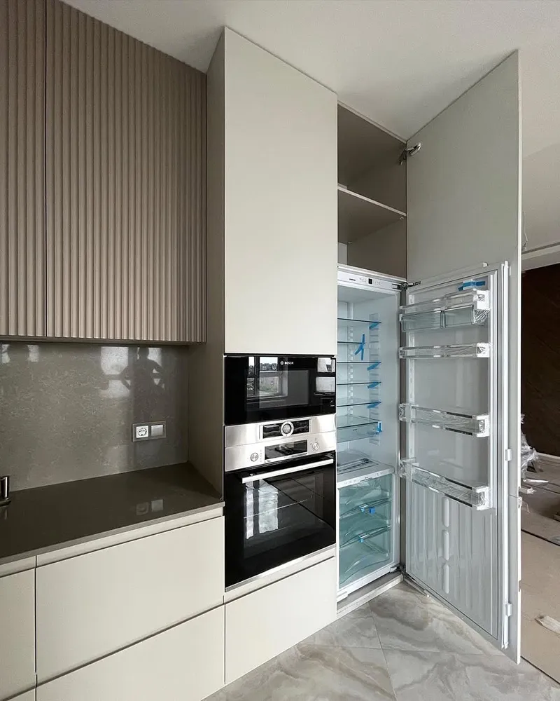 کابینت دو رنگ سفید و قهوه ای