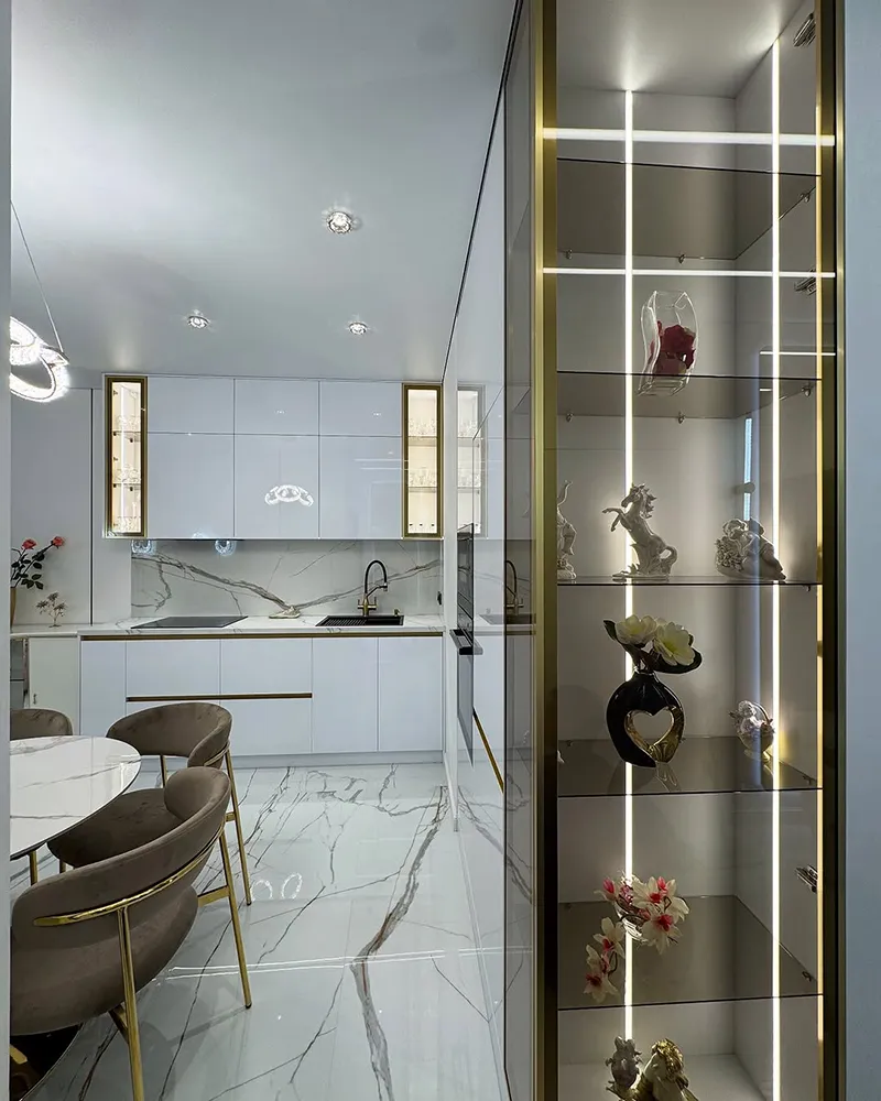 کابینت دو رنگ سفید و نوار طلایی