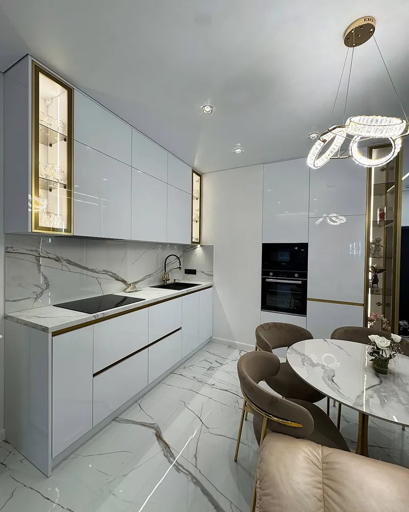 کابینت دو رنگ سفید و نوار طلایی