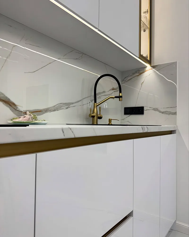 کابینت دو رنگ سفید و نوار طلایی