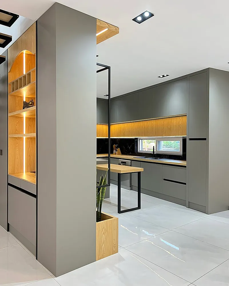 کابینت دو رنگ طوسی و رنگ چوب