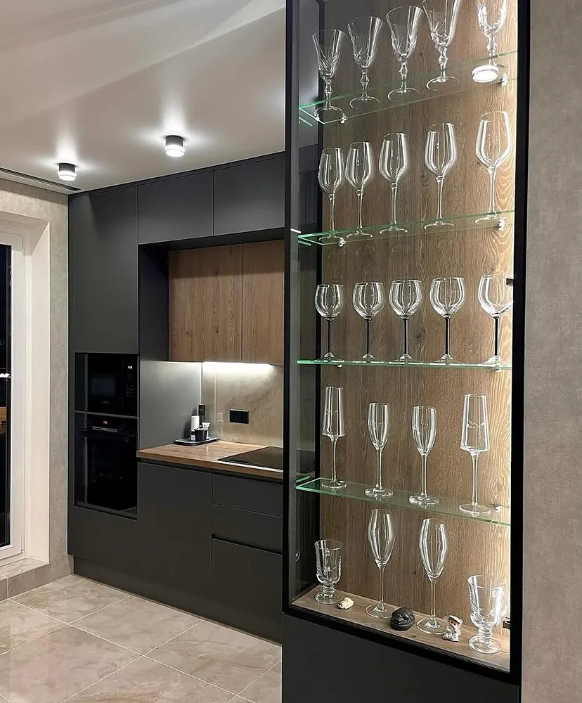 کابینت دو رنگ طوسی و رنگ چوب تیره