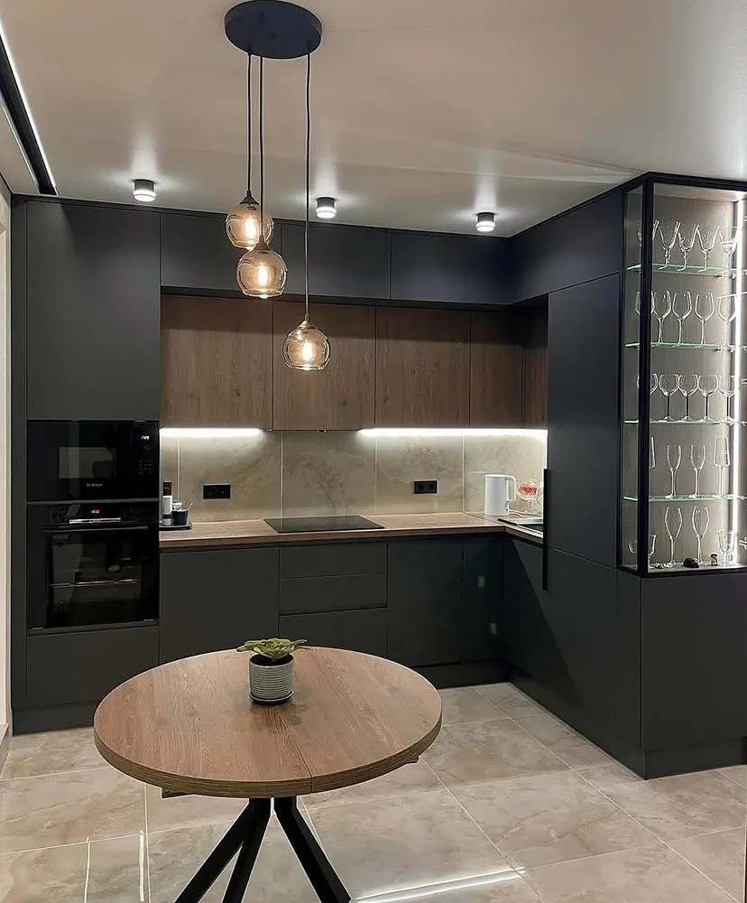 کابینت دو رنگ طوسی و رنگ چوب تیره