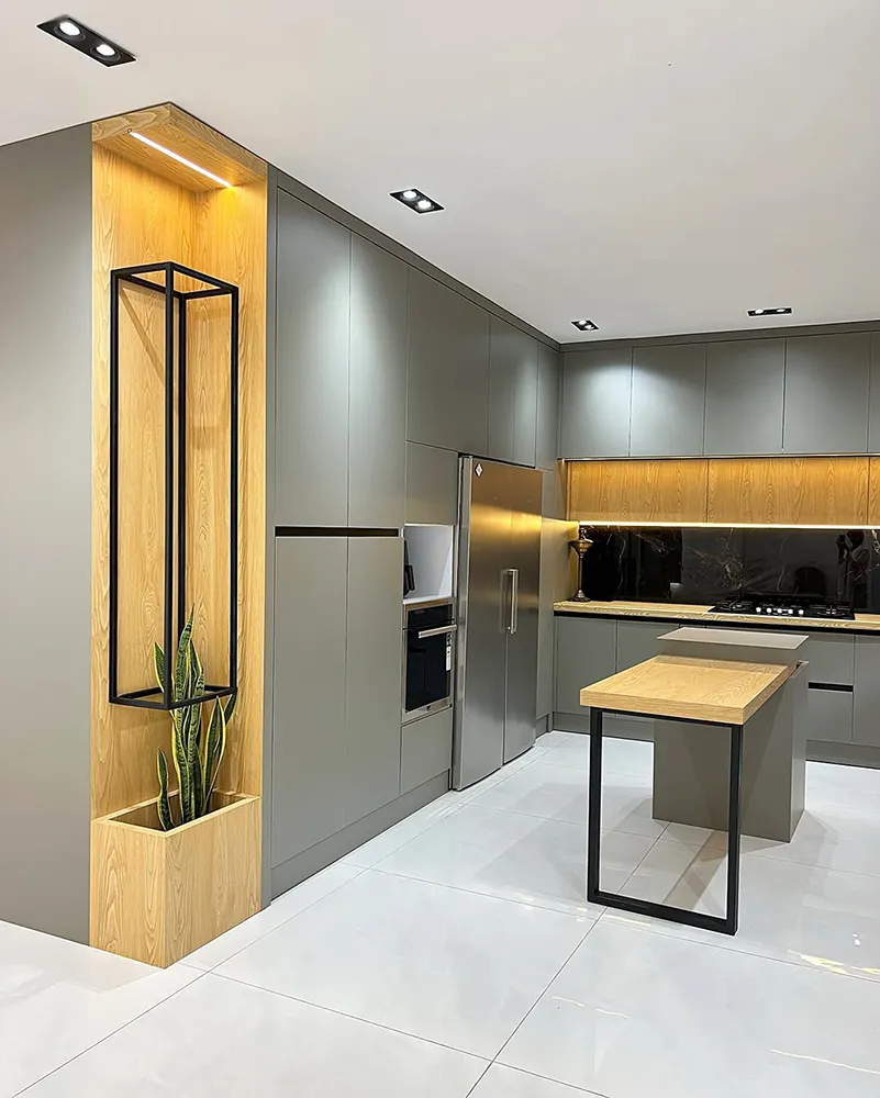 کابینت دو رنگ طوسی و رنگ چوب