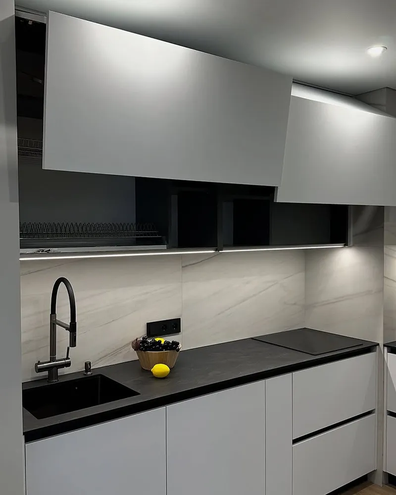 کابینت دو رنگ طوسی کمرنگ و مشکی