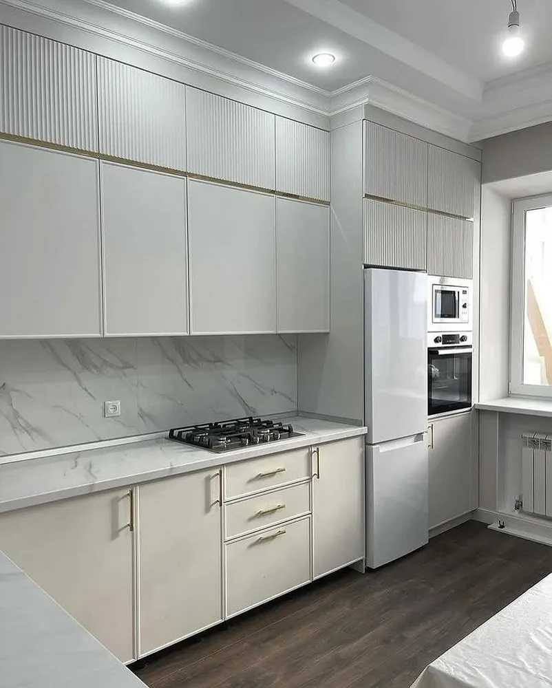 کابینت دو رنگ ممبران سفید و نوار طلایی