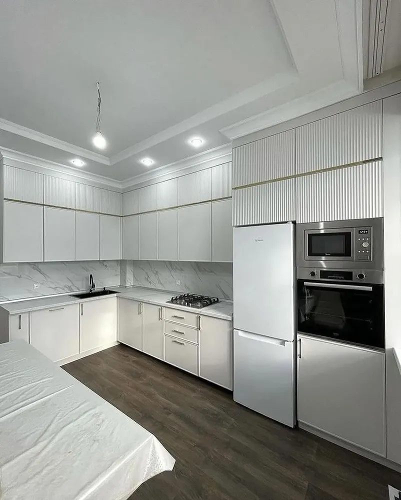 کابینت دو رنگ ممبران سفید و نوار طلایی