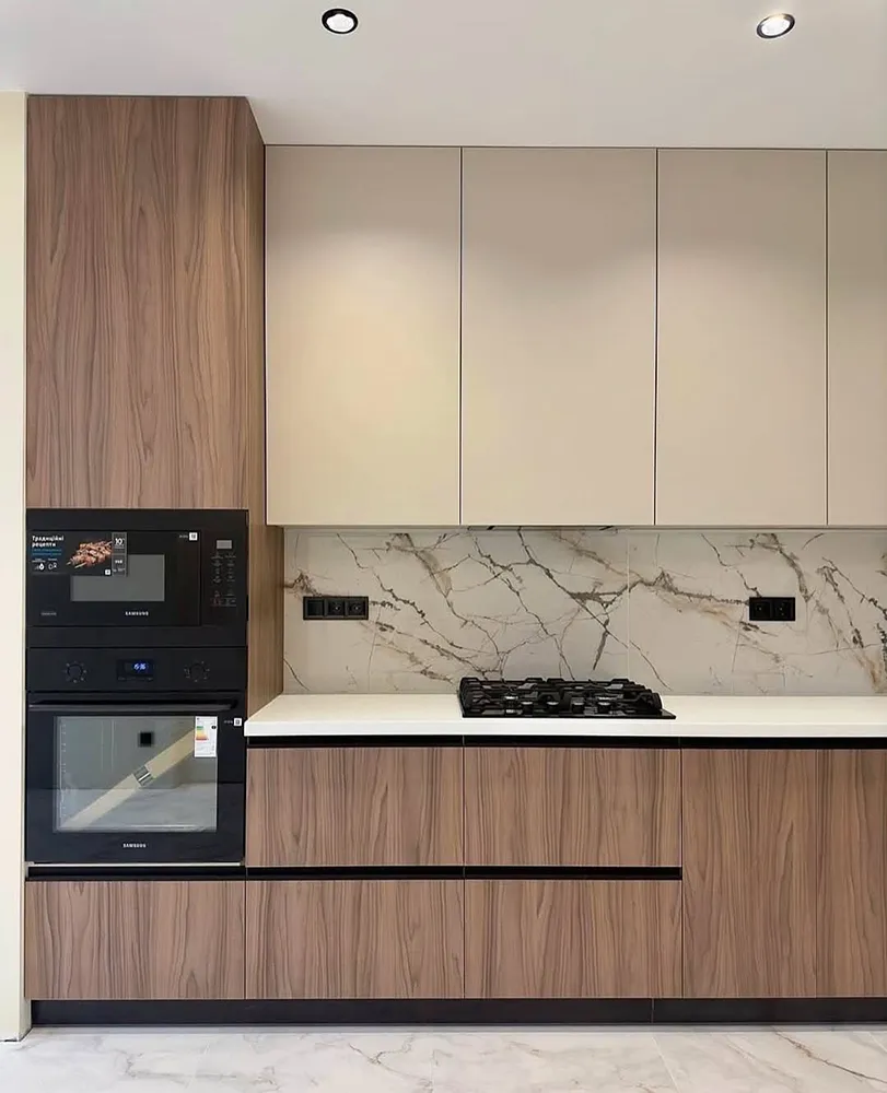 کابینت دو رنگ کرم و رنگ چوب