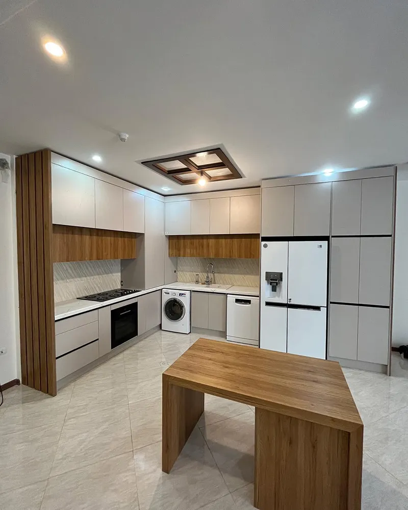 کابینت دو رنگ طوسی روشن و رنگ چوب