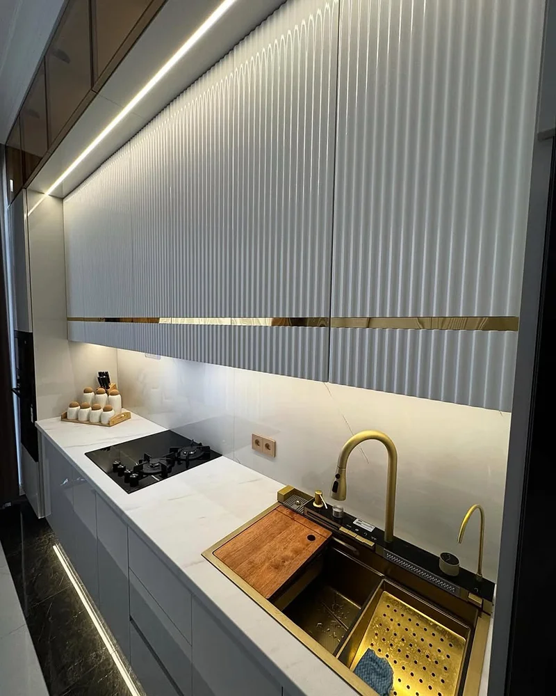 کابینت های گلاس سفید با نوار طلایی و شیشه های فریم لس