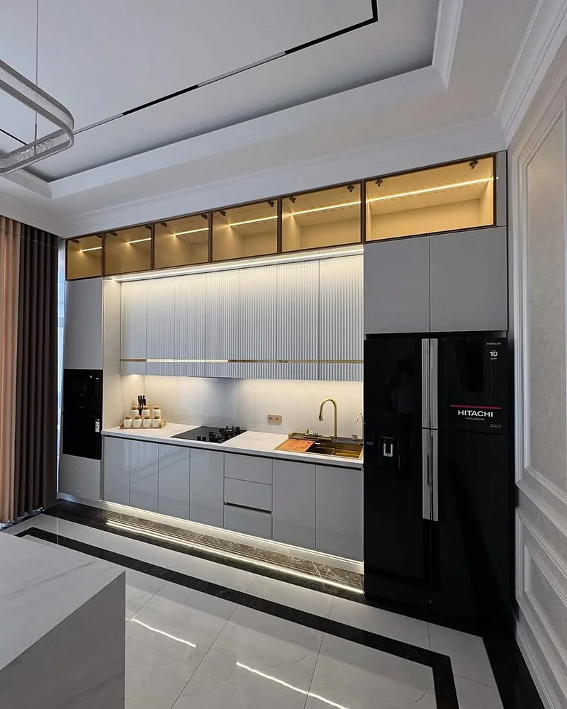 کابینت های گلاس سفید با نوار طلایی و شیشه های فریم لس