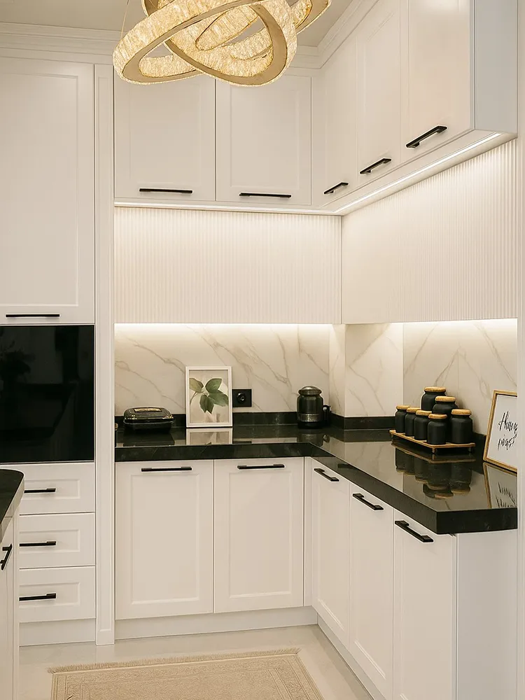 کابینت نئوکلاسیک سفید آشپزخانه کوچک