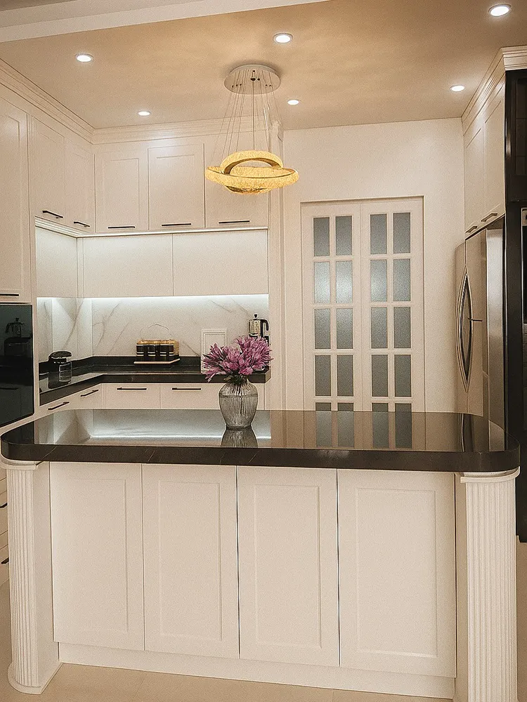 کابینت نئوکلاسیک سفید آشپزخانه کوچک