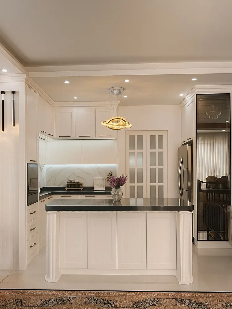 کابینت نئوکلاسیک سفید آشپزخانه کوچک
