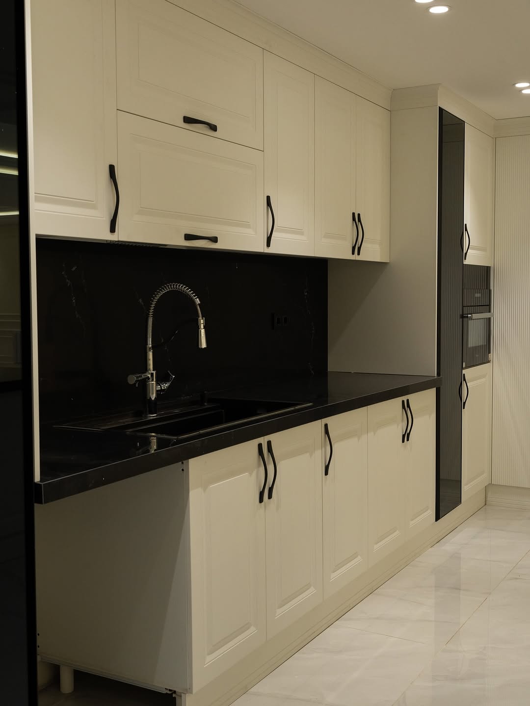 کابینت نئوکلاسیک سفید با صفحه مشکی