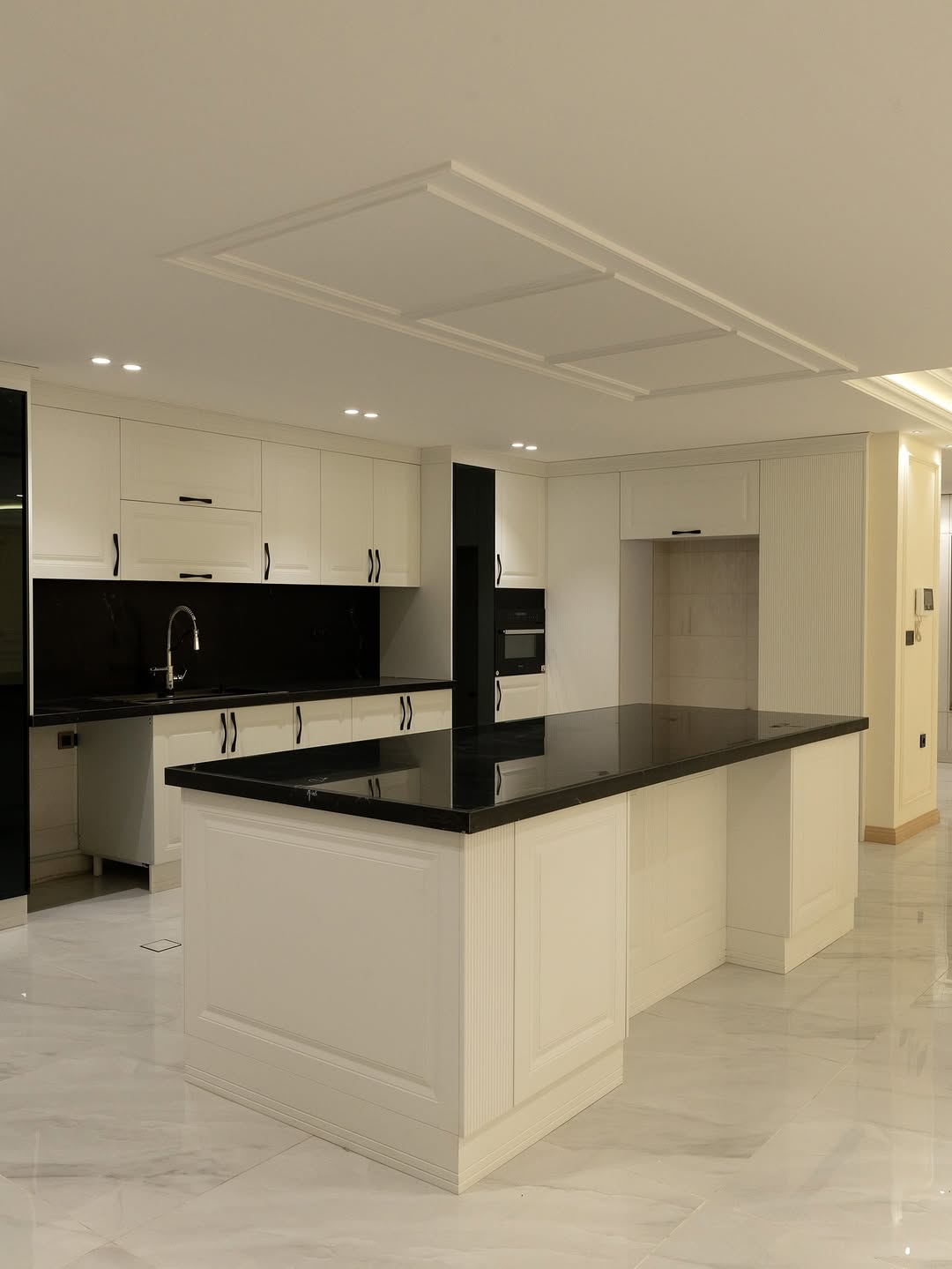 کابینت نئوکلاسیک سفید با جزیره مرکزی