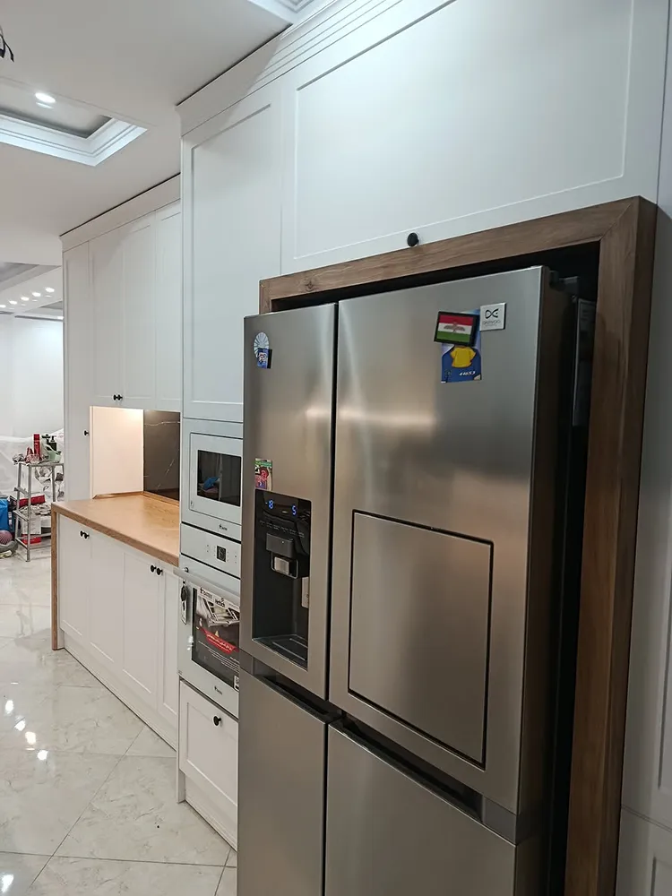 کابینت نئوکلاسیک سفید و رنگ چوب