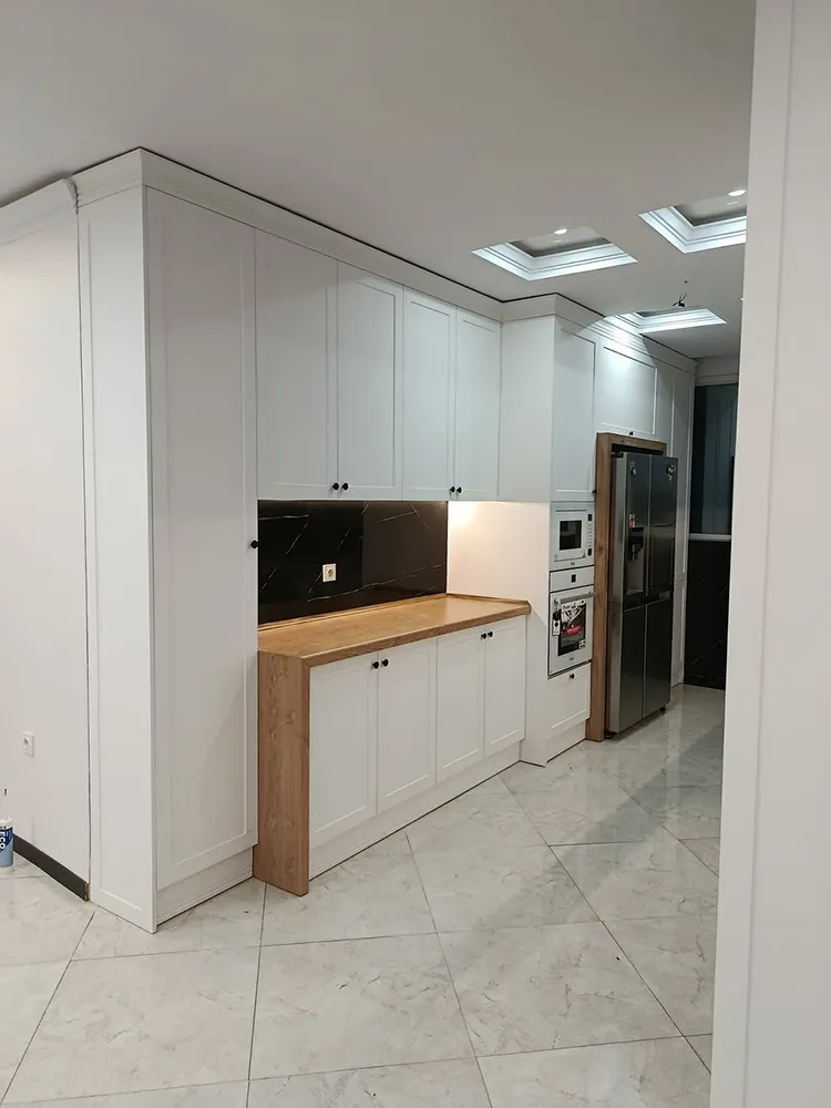 کابینت نئوکلاسیک سفید و رنگ چوب