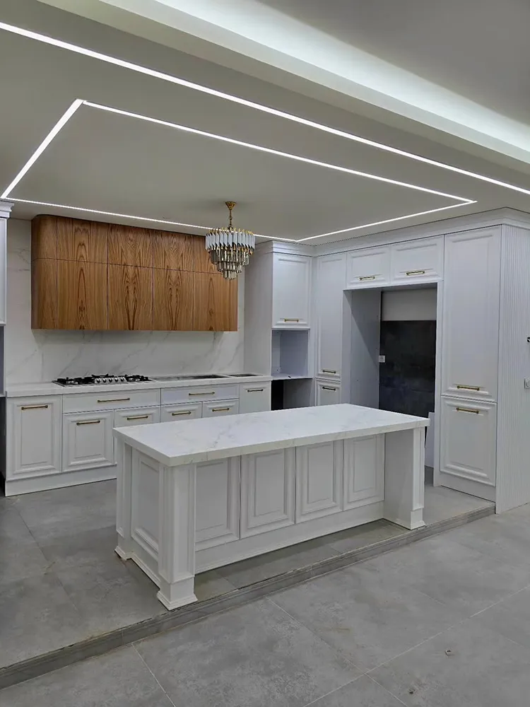 کابینت نئوکلاسیک سفید و رنگ چوب