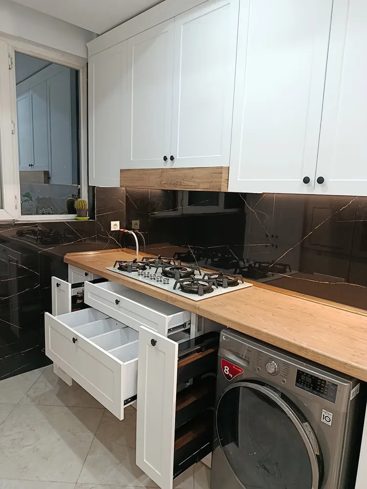 کابینت نئوکلاسیک سفید و رنگ چوب