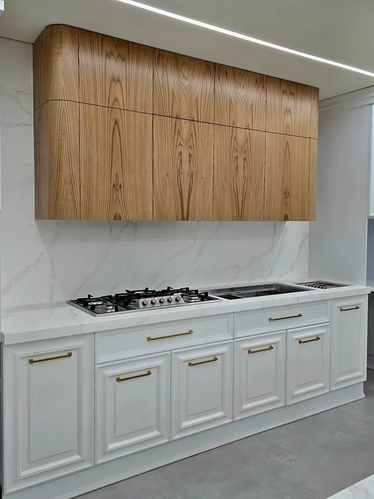 کابینت نئوکلاسیک سفید و رنگ چوب