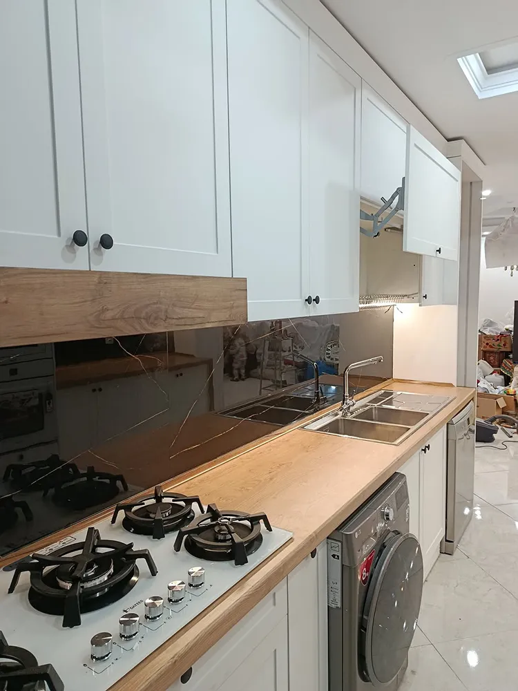 کابینت نئوکلاسیک سفید و رنگ چوب