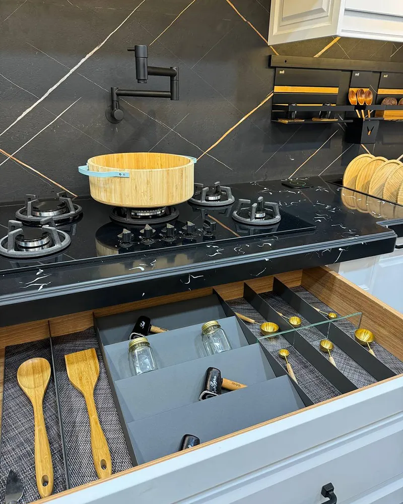 کابینت نئوکلاسیک سفید و رنگ چوب با صفحه مشکی