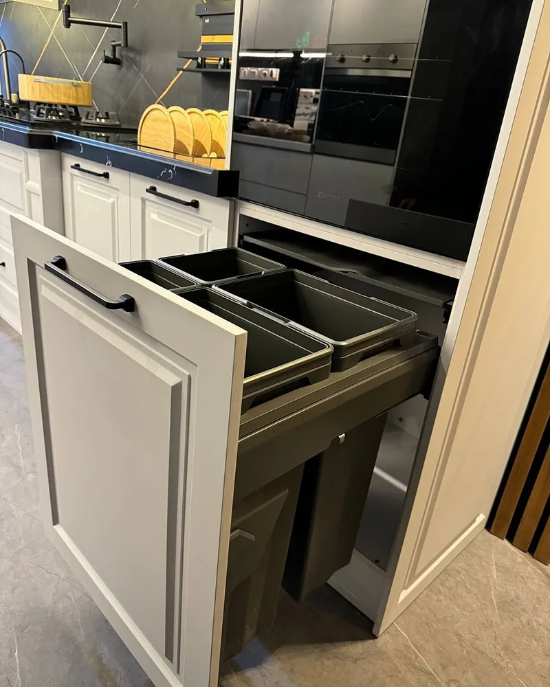 کابینت نئوکلاسیک سفید و رنگ چوب با صفحه مشکی