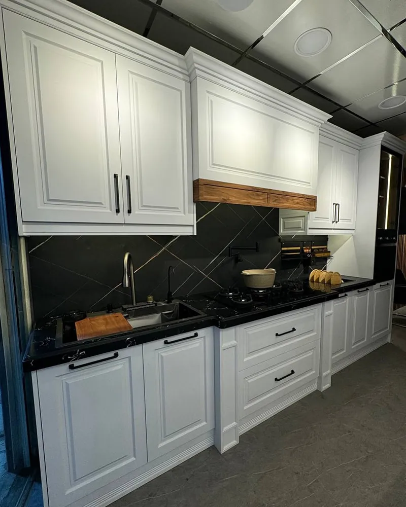 کابینت نئوکلاسیک سفید و رنگ چوب با صفحه مشکی