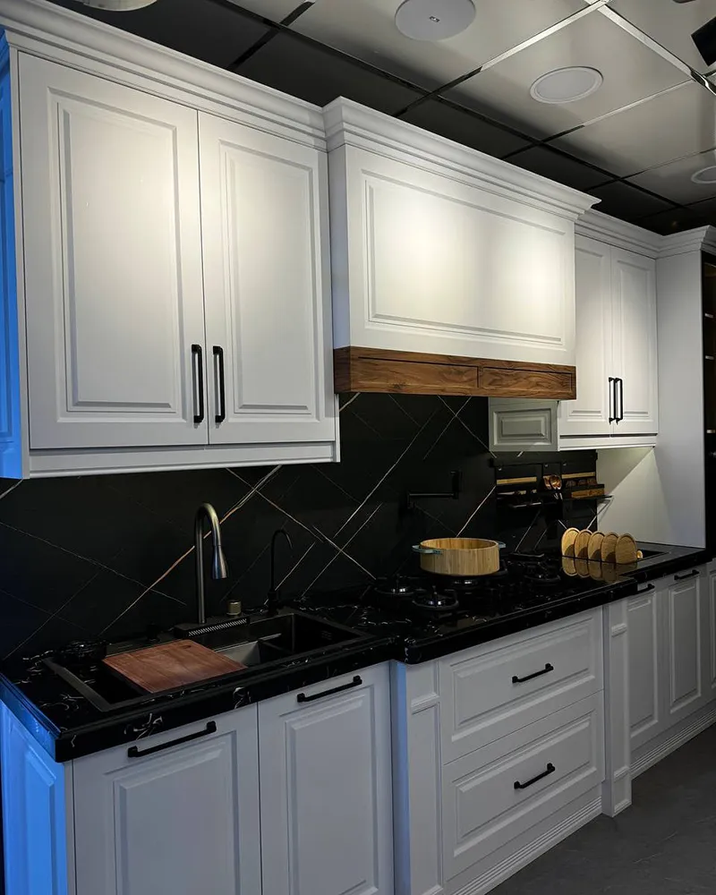 کابینت نئوکلاسیک سفید و رنگ چوب با صفحه مشکی