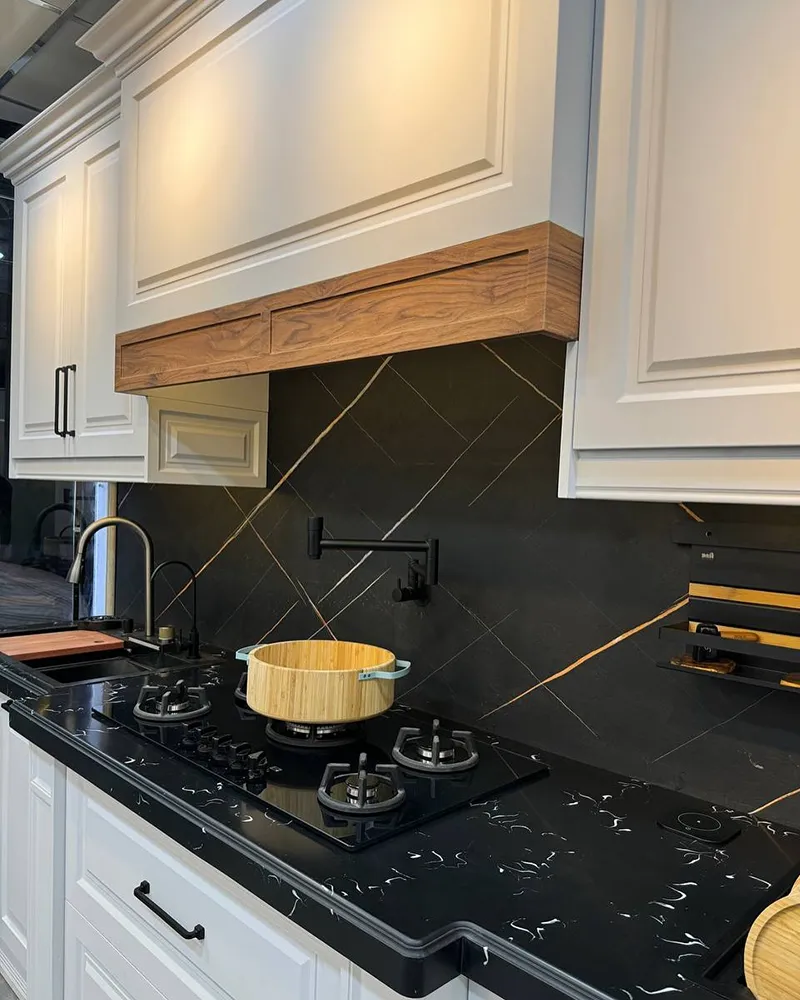 کابینت نئوکلاسیک سفید و رنگ چوب با صفحه مشکی