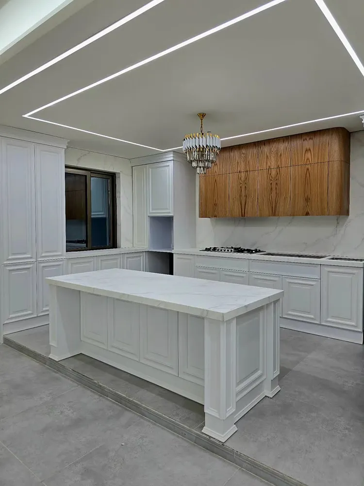 کابینت نئوکلاسیک سفید و رنگ چوب