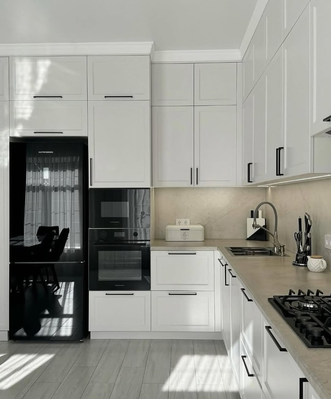 کابینت نئوکلاسیک سفید و سنگ مرمر