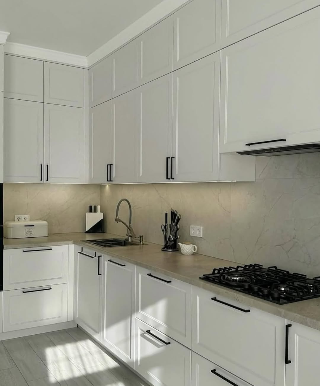 کابینت نئوکلاسیک سفید و سنگ مرمر