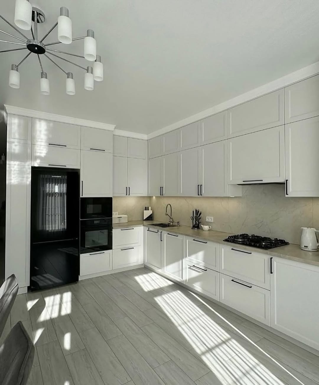 کابینت نئوکلاسیک سفید و سنگ مرمر