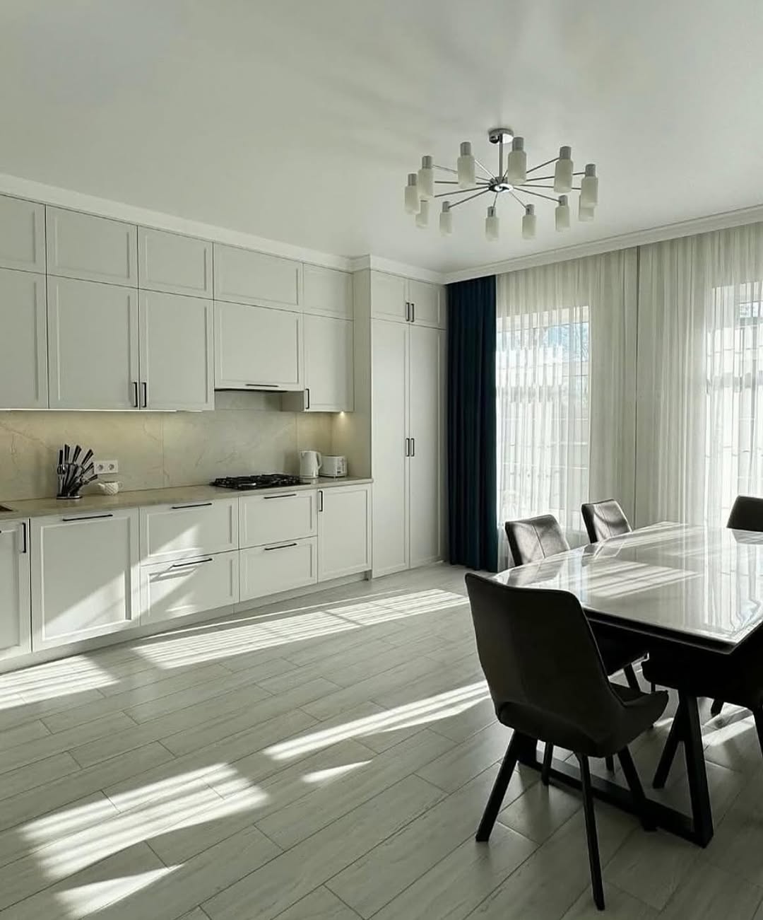 کابینت نئوکلاسیک سفید و سنگ مرمر