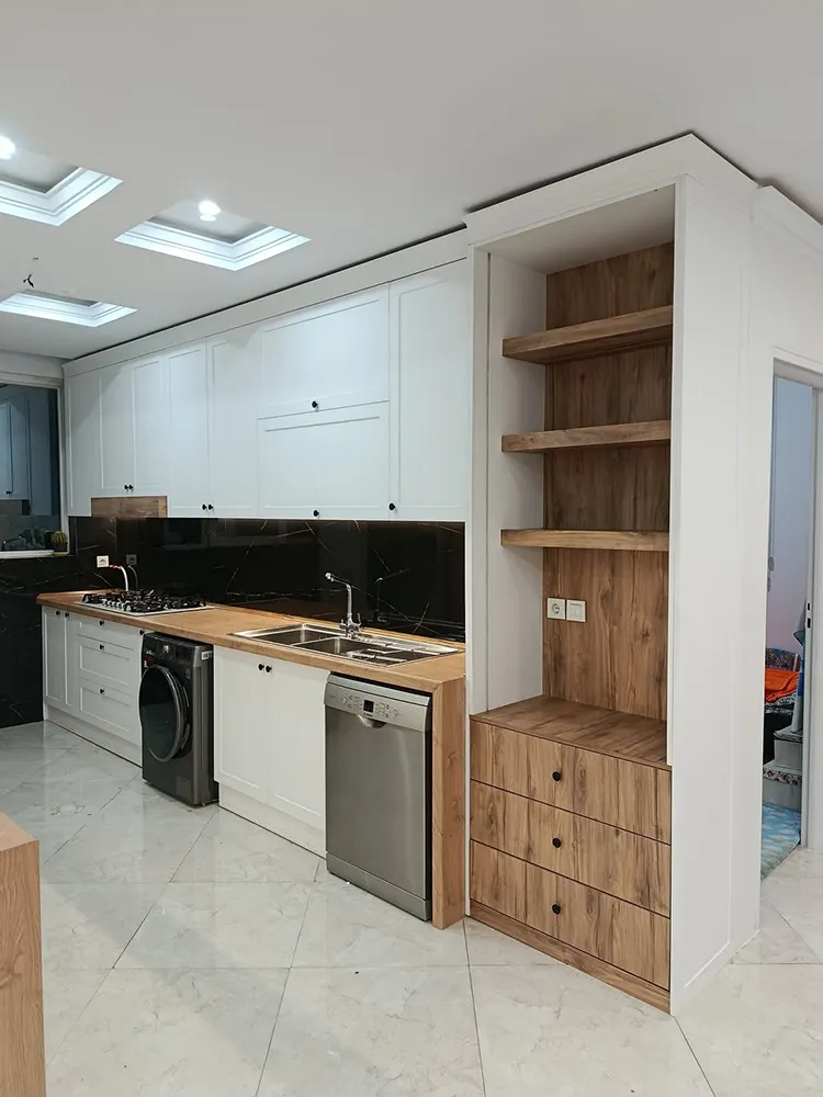 کابینت نئوکلاسیک سفید و رنگ چوب